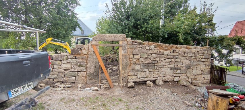 Mauer & Torrahmen neu aufgesetzt